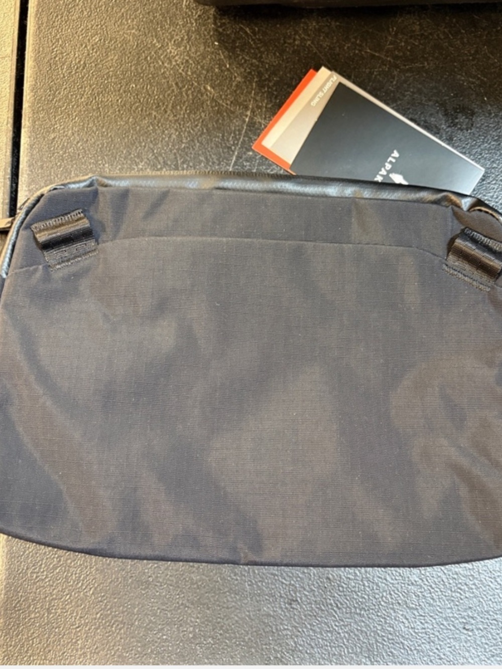 Alpaka Flight Sling 2L - black with grey inside - Picture 8 of 9